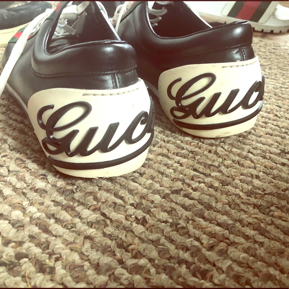Men’s classic Gucci sneaker.